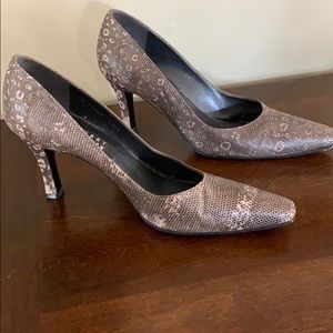 STUART WEITZMAN GRAY EMBOSSED LEATHER PUMPS
